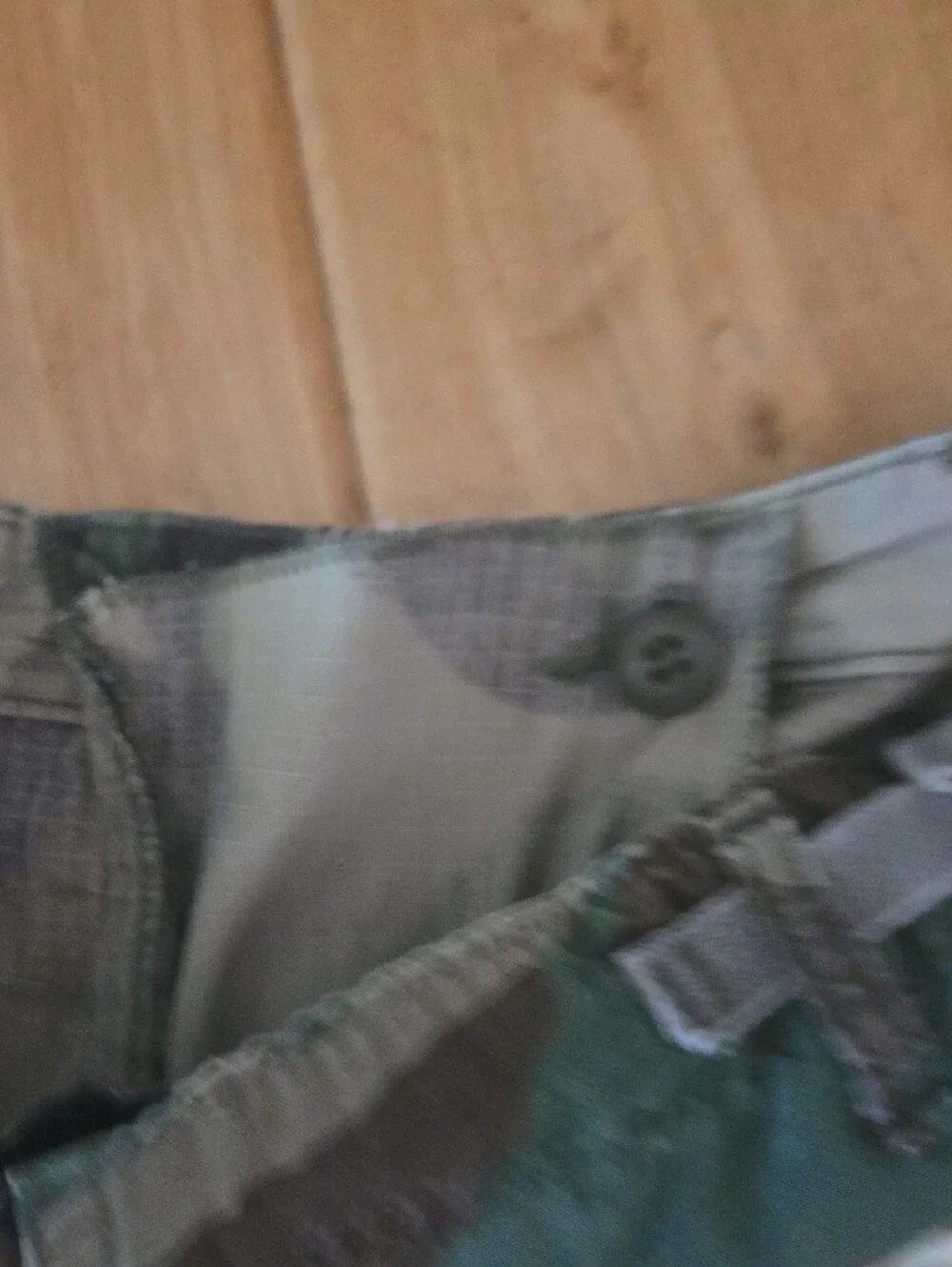 Riley Camo Cargo Pants with Floral Patch Accents - Green .. So 🔥 - Picture 10 of 10